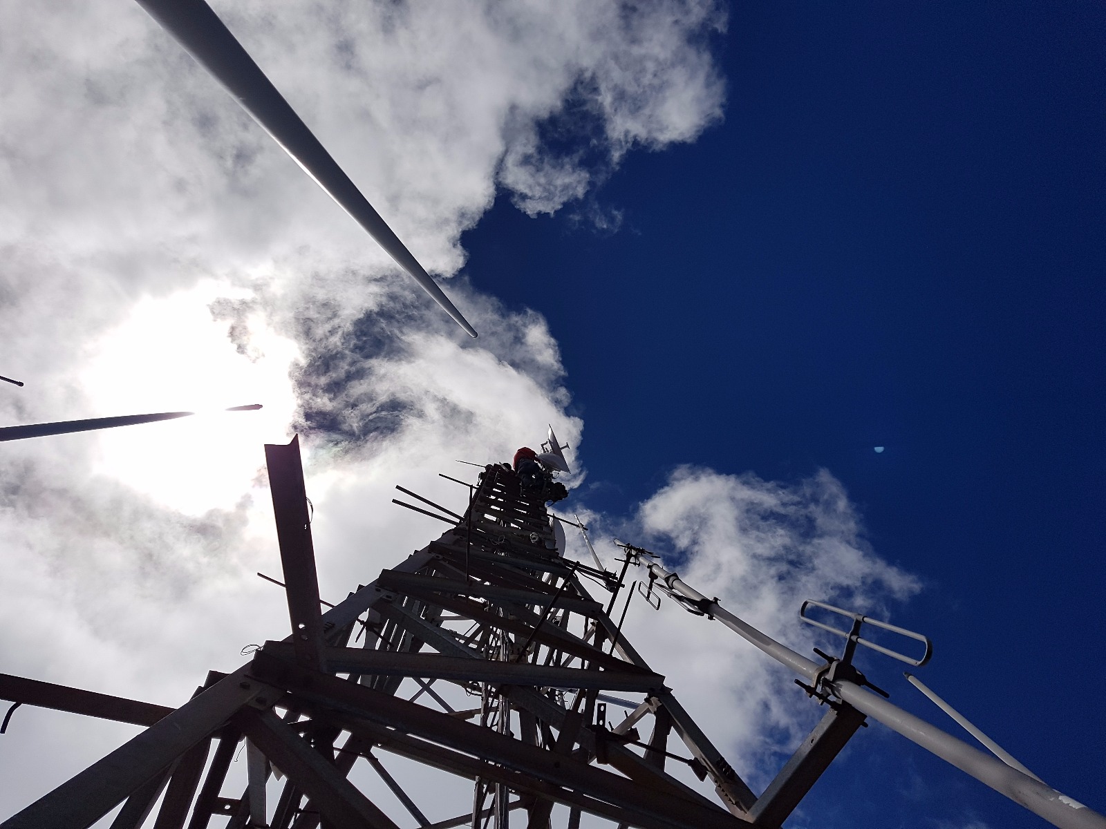 Técnico TISCOM en la cima de una torre
