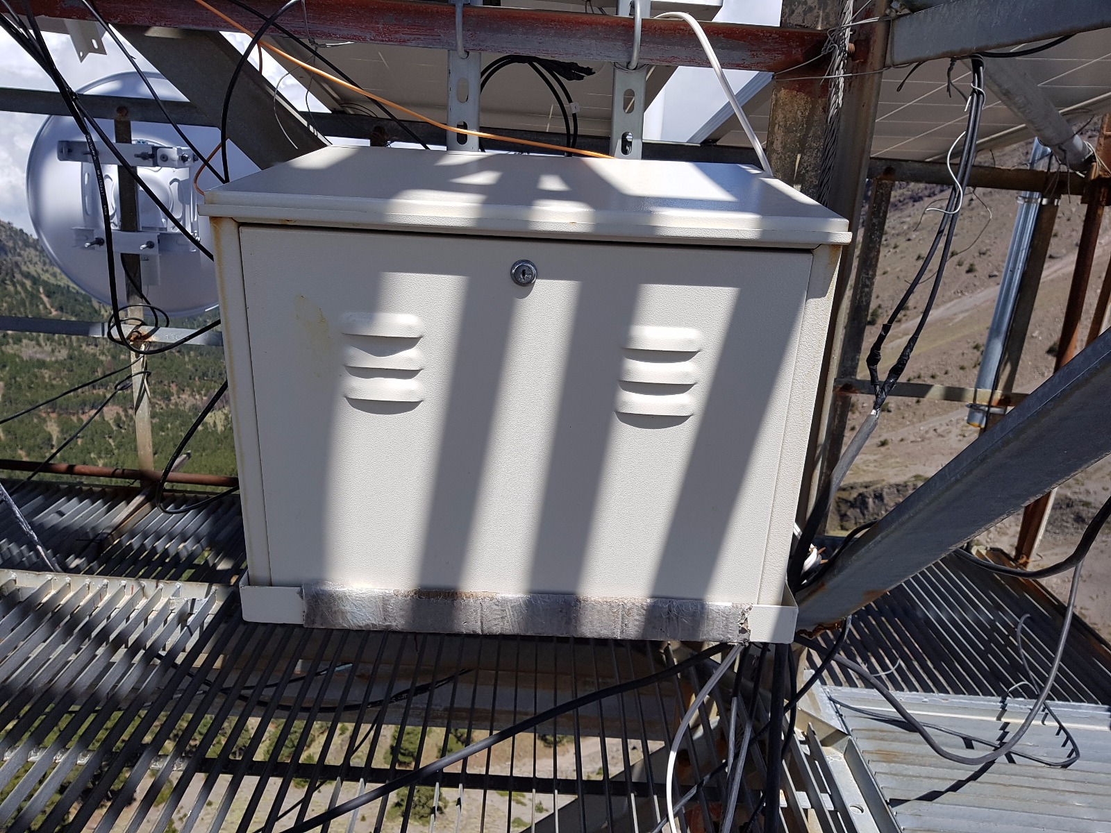 Gabinete de baterías en sitio de comunicaciones TISCOM