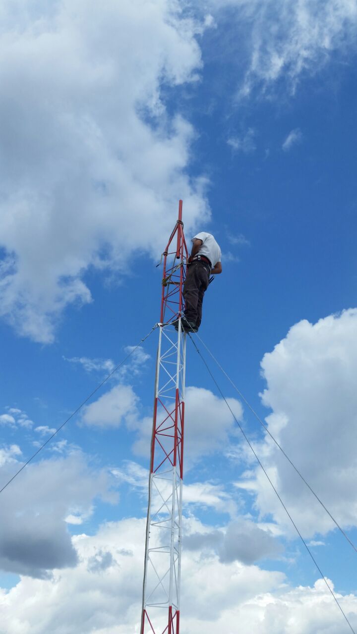 Técnico TISCOM en torre de comunicaciones